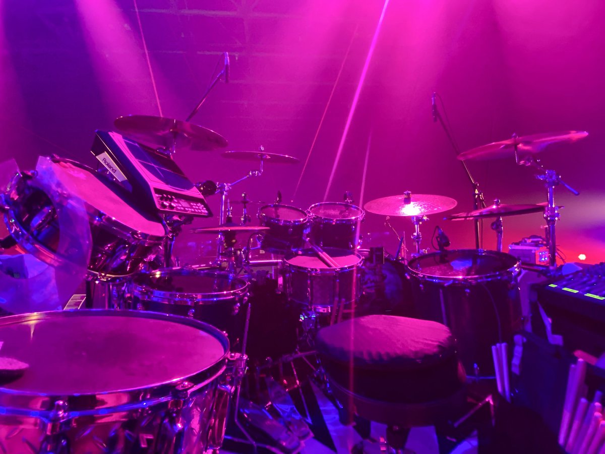 TAMADRUM_Japan's tweet photo. 今日は、めでたく15周年を迎えたMWAMのライブに来ています。
サテン・ブルー・メタリック のカラーが美しいSpear Ribの愛機STAR Bubinga Kit!! 話題のMIRROR RODも大変高い評価を頂いています!!

#MWAM #SpearRib #MirrorRod #TAMADrums #TheStrongestNameInDrums https://t.co/Wg8KhzEFJv
