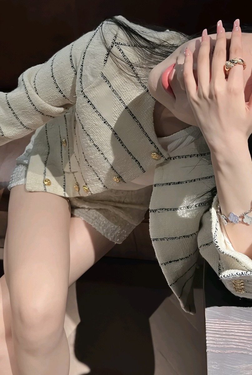 Slowly getting shy to interact with human 🫣 why … 
Maybe I am ready to be on my knees in front of you and pull my tongue out —
Have a nice aftie everyone.