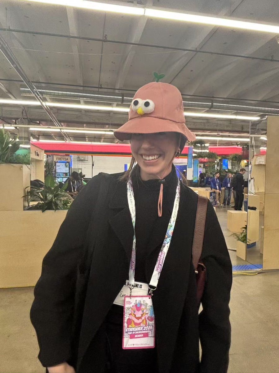 Quark_Chain's tweet photo. 🧢 Our last batch of hats is arriving tomorrow!

The QuarkChain team is at #EthDenver, and the booth with @EthStorage has been buzzing! Our cute hats have been a hit, and if you haven’t grabbed one yet, this is your last chance. 🚀

Stop by, meet the team, and chat about the Super World Computer while you’re here!

📍 Booth #320

#SuperWorldComputer #QuarkChain #EthDenver