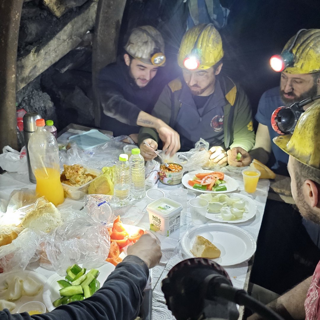 bosunatiklama's tweet photo. Zonguldak'ta madenciler, yerin metrelerce altında ilk sahurlarını yaptı. https://t.co/kpHeoQrzXw