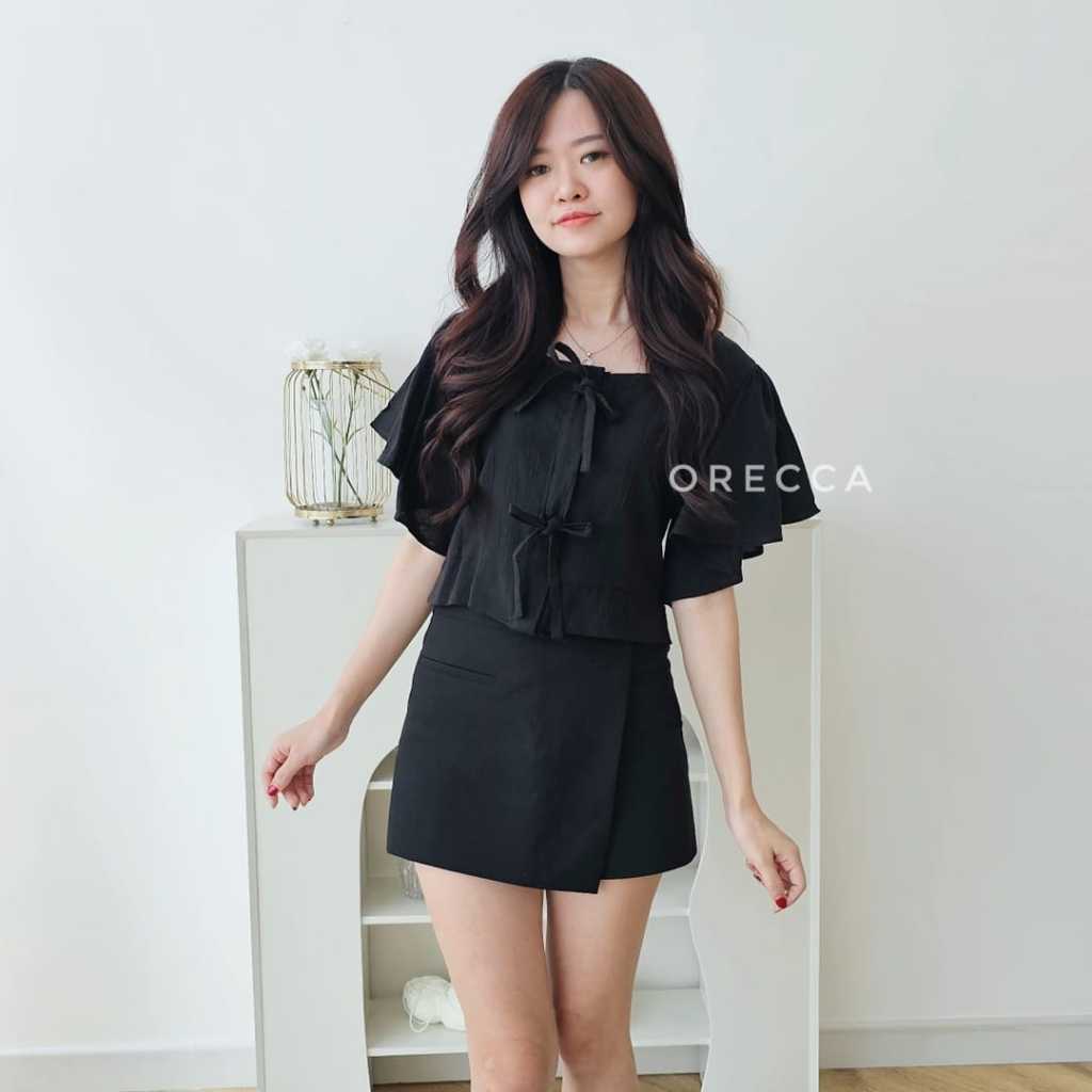 sesesenaaa's tweet image. Black tops 🖤

— a thread