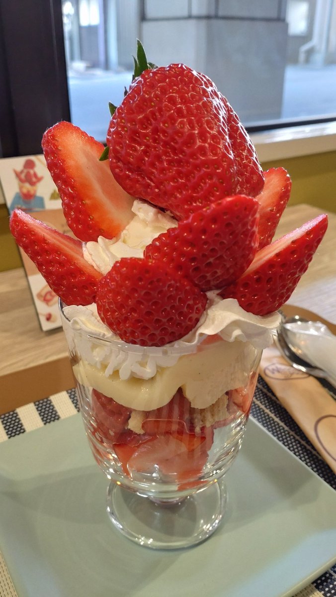 mei1211's tweet photo. 苺農家さん直営のカフェで
🍓苺パフェ🍓 https://t.co/GicC0BAiUY