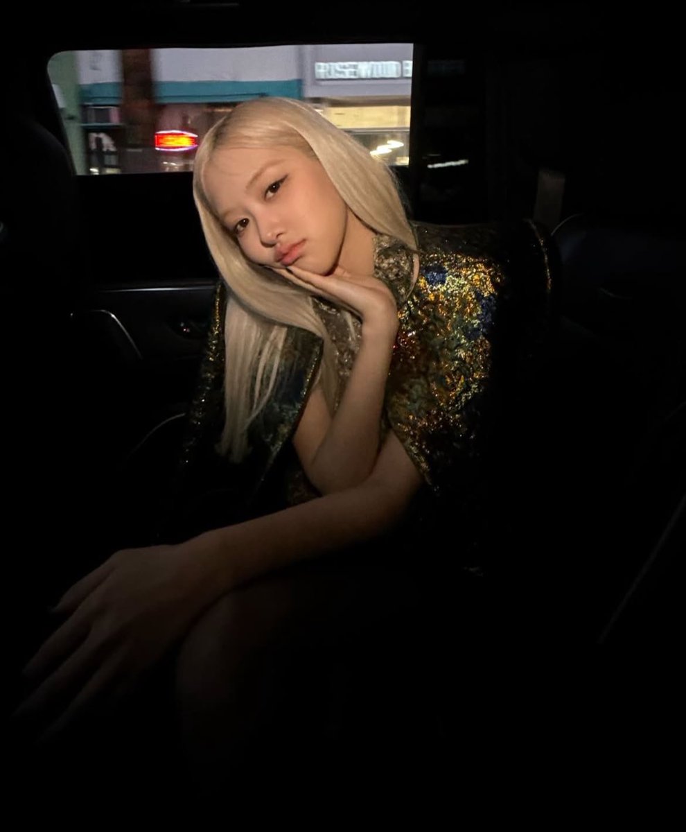 roseannepics's tweet photo. ROSÉ https://t.co/BSE0T4MuG9