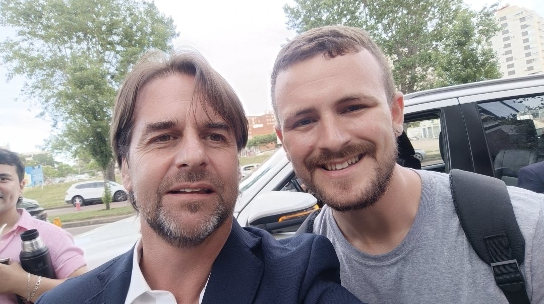 Llegué a Uruguay bajo el mandato de Luis Lacalle Pou, hoy termina. Al llegar me encontré un país fuerte, democrático y libre. Todo eso gracias a todos los uruguayos. Llegaba al país del presidente que le cantó Patria y Vida al singao dictador de Canel. Yo agradecido.