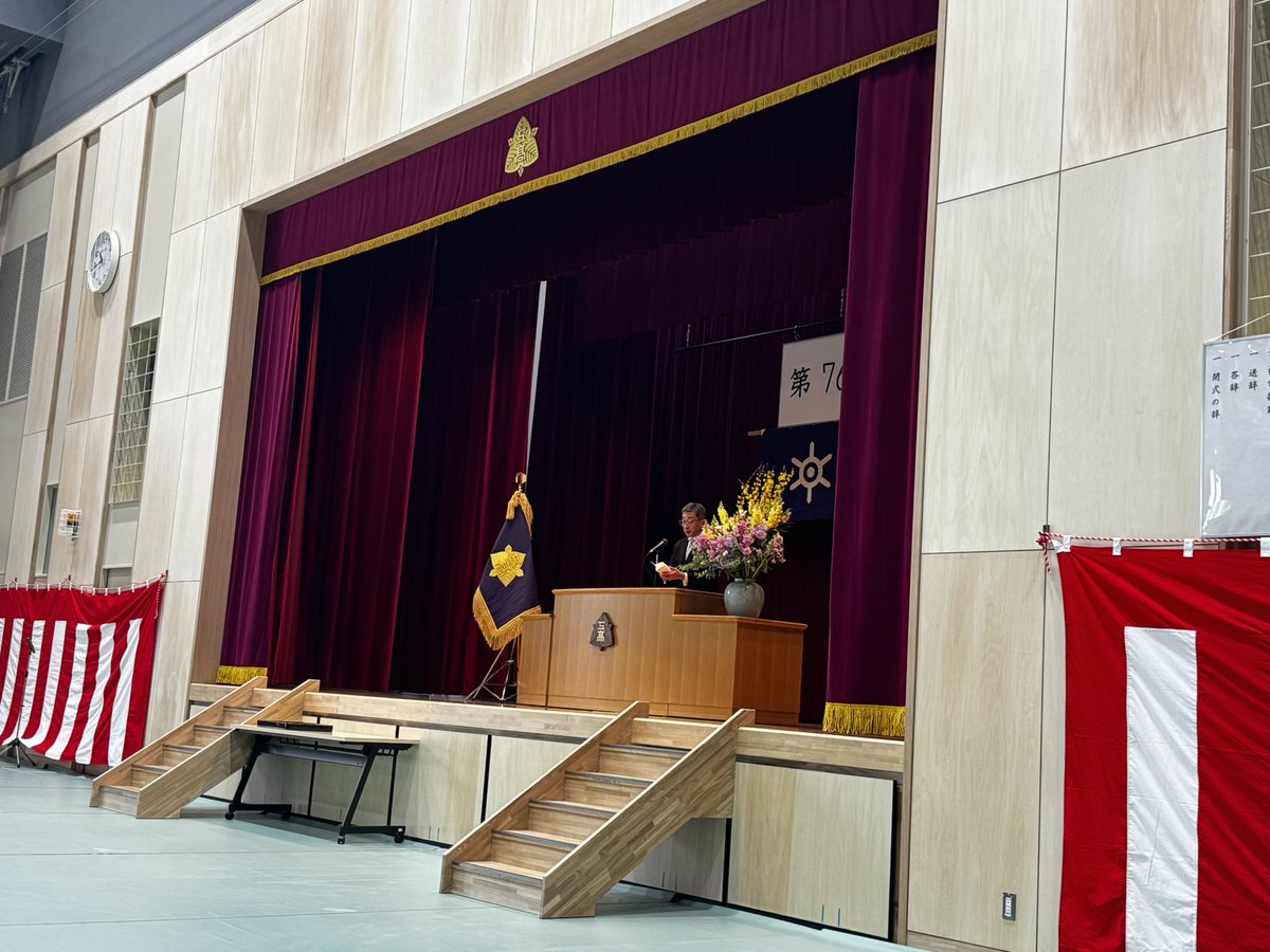 野方にある東京都立中野工科高等学校の卒業式でした。68名の生徒の皆さん、ご卒業おめでとうございます。保護者の皆さんのお子さんに対する目線を見ていて感涙しました。これからそれぞれに新しい道に歩まれる卒業生の皆さんを応援しています。  #都立高校 #卒業式, image size:1200x900