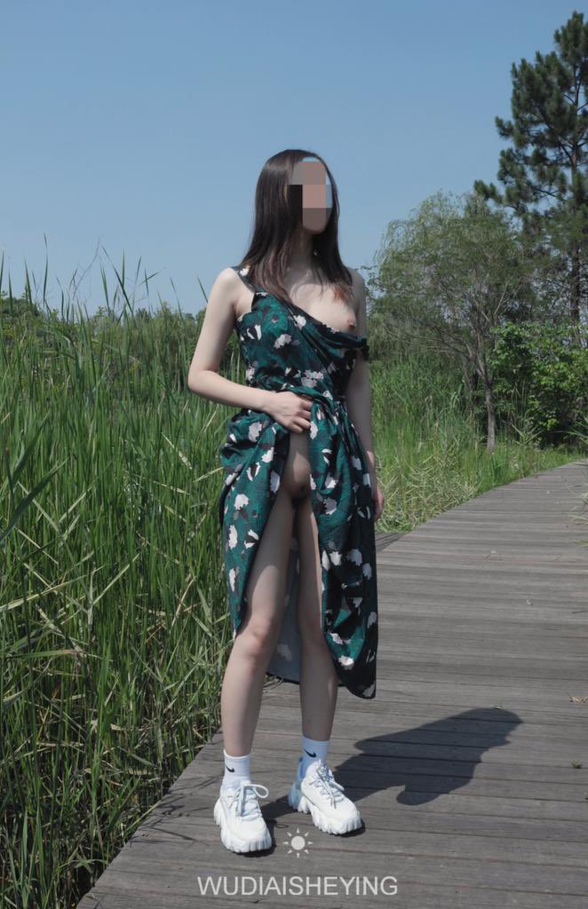 消失的大神 无敌爱摄影🔥

绿色的裙子👗配绿色肛塞
这个打了乳环的母狗真听话☺️ https://t.co/Vb2bv8UH5h