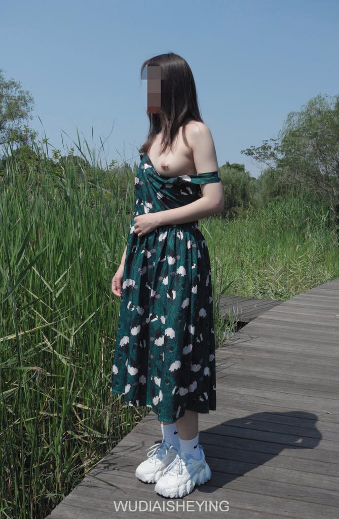消失的大神 无敌爱摄影🔥

绿色的裙子👗配绿色肛塞
这个打了乳环的母狗真听话☺️ https://t.co/Vb2bv8UH5h