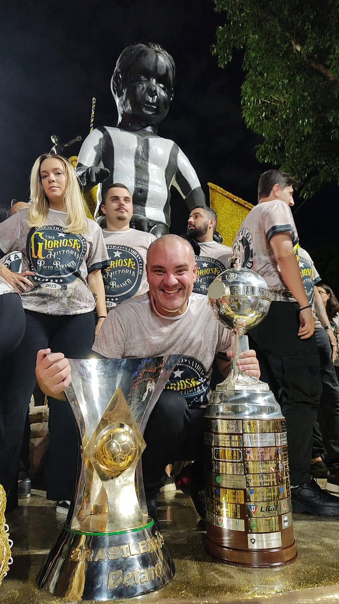 zefogareiro's tweet photo. Eu tive a honra de desfilar com elas hoje, Zé, as originais. Lógico que as beijei. Obrigado @botafogosambaclube por essa oportunidade!

Fooooooogoooooooooo!!! 🏆🏅⬛⭐⬛💪👊🔥😍🤩 #Botafogo2025 #botafogocampeão #tempodebotafogo #bfr https://t.co/JELlL68ehu