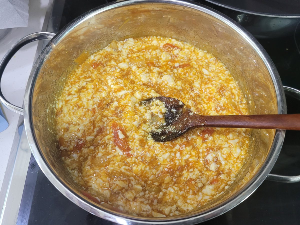 titan_nextdoor's tweet photo. 오늘 점심은 양파+토마토+순두부 카레입니다.
마트에 깐 양파 1개, 토마토 2 개 각각 팔길래 사와서 해봤습니다.
양파를 충분히 볶아서 말랑말랑해진 후에 카레+순두부를 투파하시는게 좋습니다.
특히나 토마토는 이상하게 손 많이 갈 것 같아서 그동안 안넣었는데 넣으니 확실히 맛이 좋네요^^ https://t.co/VPECpKlcSG