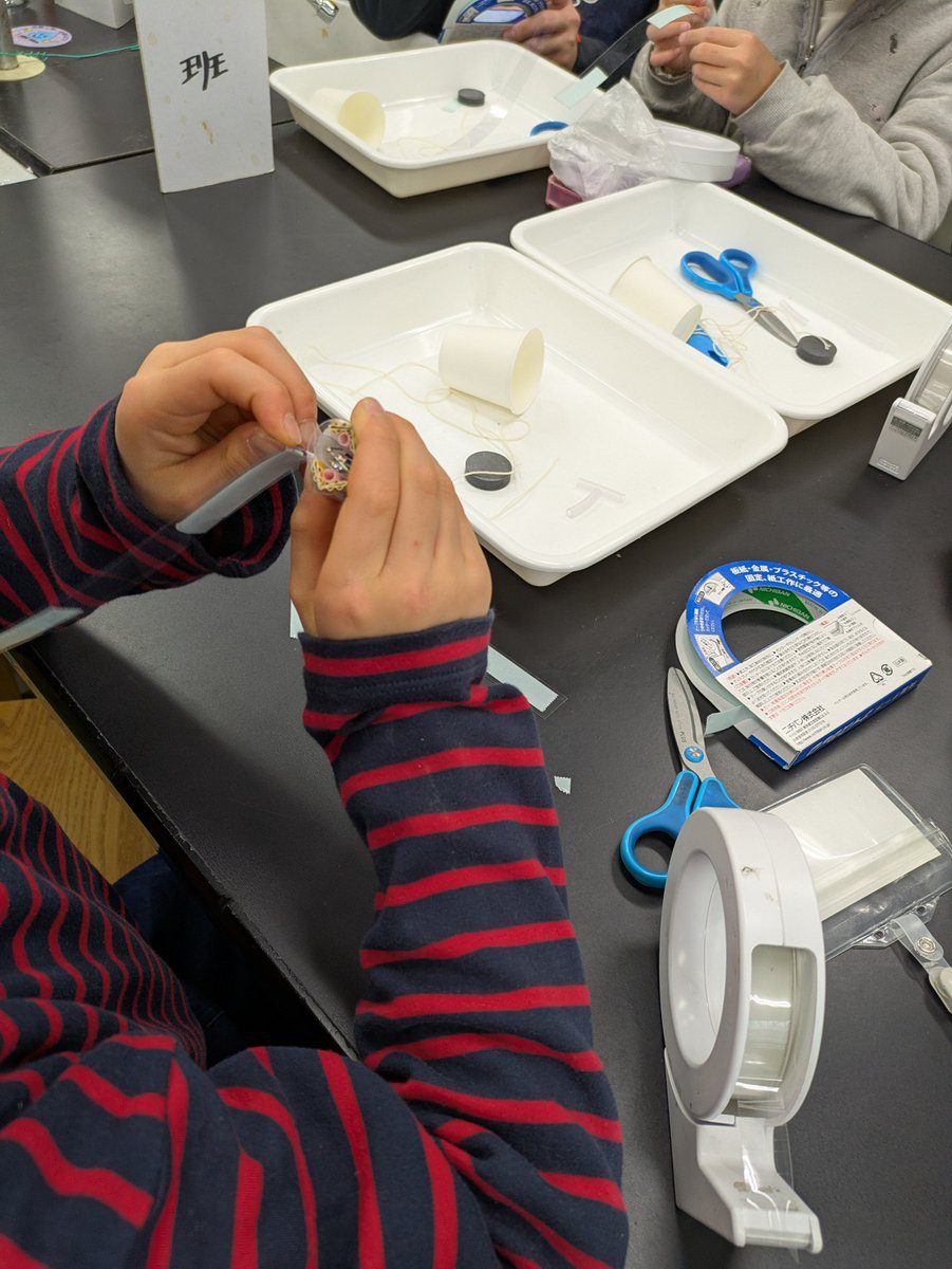 tscitech's tweet image. 2月15日に玉川小学校で、光るぶんぶんごまの工作教室を行いました。
光るぶんぶんゴマは、磁石とコイルを使って発電する仕組みをぶんぶんごまに組み込んで、光らせる工作です。
工作を通して、電磁誘導や発電の仕組みについて学ぶことができました。
参加してくださった皆様、ありがとうございました!