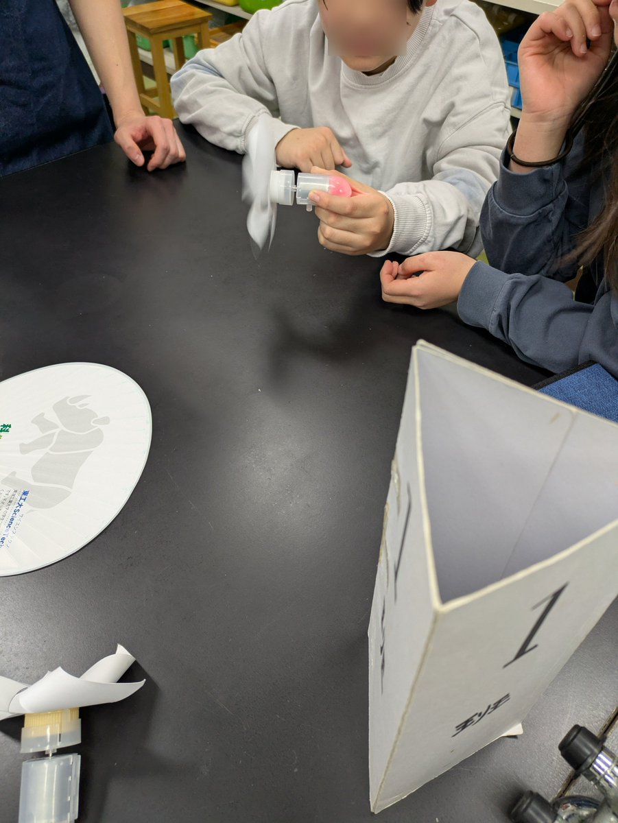 tscitech's tweet image. 2月15日に玉川小学校で、光るぶんぶんごまの工作教室を行いました。
光るぶんぶんゴマは、磁石とコイルを使って発電する仕組みをぶんぶんごまに組み込んで、光らせる工作です。
工作を通して、電磁誘導や発電の仕組みについて学ぶことができました。
参加してくださった皆様、ありがとうございました!
