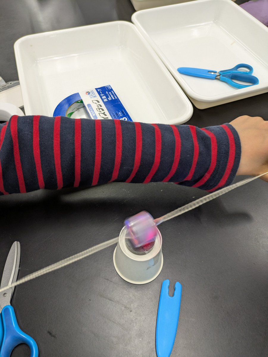 tscitech's tweet image. 2月15日に玉川小学校で、光るぶんぶんごまの工作教室を行いました。
光るぶんぶんゴマは、磁石とコイルを使って発電する仕組みをぶんぶんごまに組み込んで、光らせる工作です。
工作を通して、電磁誘導や発電の仕組みについて学ぶことができました。
参加してくださった皆様、ありがとうございました!