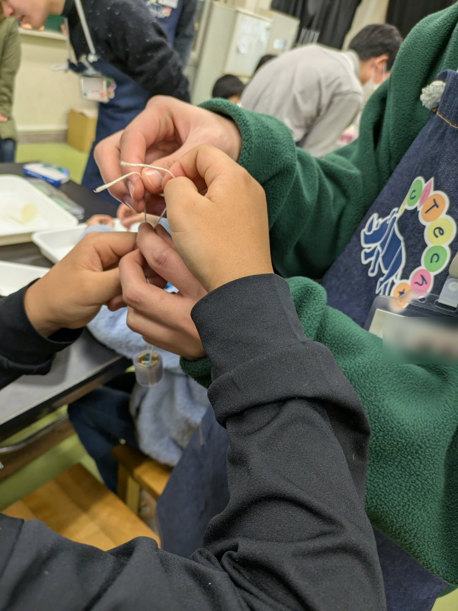 tscitech's tweet image. 2月15日に玉川小学校で、光るぶんぶんごまの工作教室を行いました。
光るぶんぶんゴマは、磁石とコイルを使って発電する仕組みをぶんぶんごまに組み込んで、光らせる工作です。
工作を通して、電磁誘導や発電の仕組みについて学ぶことができました。
参加してくださった皆様、ありがとうございました!