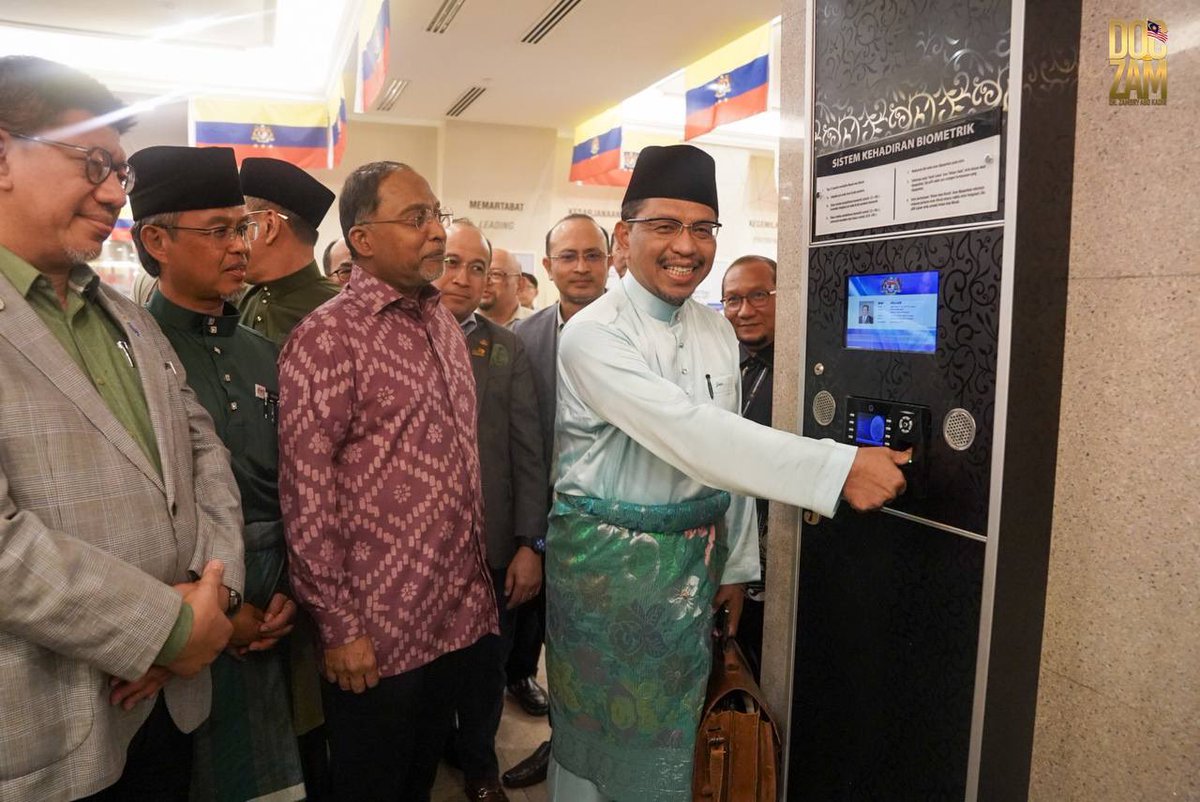 Zambry Abd Kadir (@zambryofficial) on Twitter photo Sesi 'clock out' yang terakhir, Dato' Seri Ir. Dr. <a href="/ZainiUjang2/">Zaini Ujang</a> sebagai Ketua Setiausaha di Kementerian Pendidikan Tinggi (KPT) berlangsung semalam.
Saya bersama rakan-rakan KPT yang lain mengiringi beliau seusai mesyuarat pasca kabinet terakhir beliau di KPT.
Kepada Dato' Sesi 'clock out' yang terakhir, Dato' Seri Ir. Dr. <a href="/ZainiUjang2/">Zaini Ujang</a> sebagai Ketua Setiausaha di Kementerian Pendidikan Tinggi (KPT) berlangsung semalam.
Saya bersama rakan-rakan KPT yang lain mengiringi beliau seusai mesyuarat pasca kabinet terakhir beliau di KPT.
Kepada Dato'