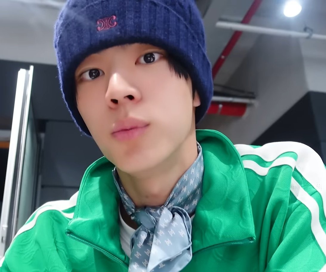 📌(도훈) 셀린느 (W) Celine Cable-Knit Triomphe Beanie in Cashmere Navy
kream.co.kr/products/249232
(크림에서 구매가능)

📖 <42:CLUB> IN SEOUL 준비 비하인드 #2