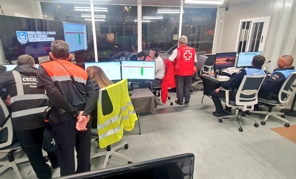CECOPALSC's tweet photo. De momento, noche muy tranquila en el #PMACarnavalSC #HospitalCarnavalSC Toda la "maquinaria" de seguridad y emergencias del #CarnavalSC2025 engrasada para atender las escasas incidencias registradas hasta ahora. https://t.co/KfVq8U8B3k