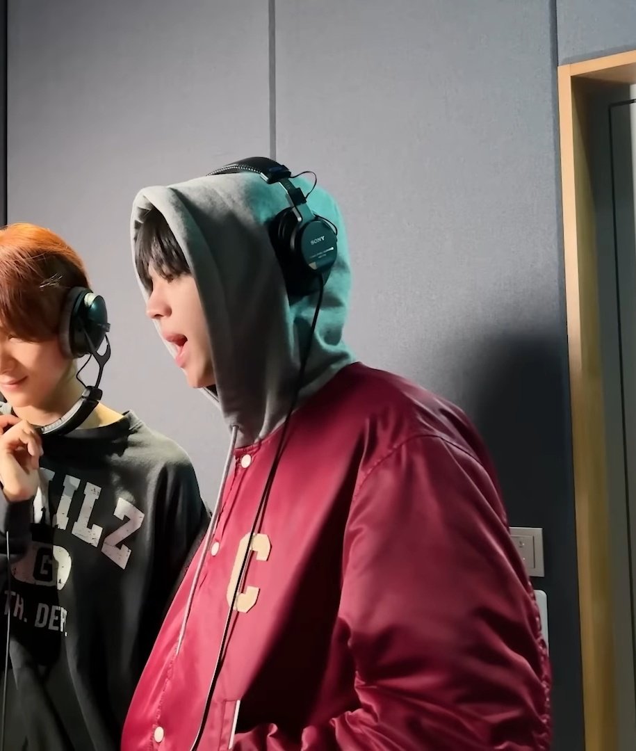 📌(도훈) 셀린느 Celine Oversized Hooded Teddy Jacket in Nylon Burgundy
kream.co.kr/products/196512
(크림에서 구매가능)

📖 <42:CLUB> IN SEOUL 준비 비하인드 #2