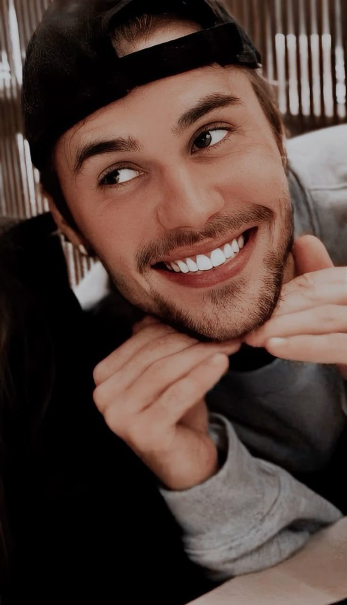 drewstante's tweet photo. há 31 anos que esse sorriso salva a minha vida. eu te amo tanto justin bieber https://t.co/bpOKC0ElYe