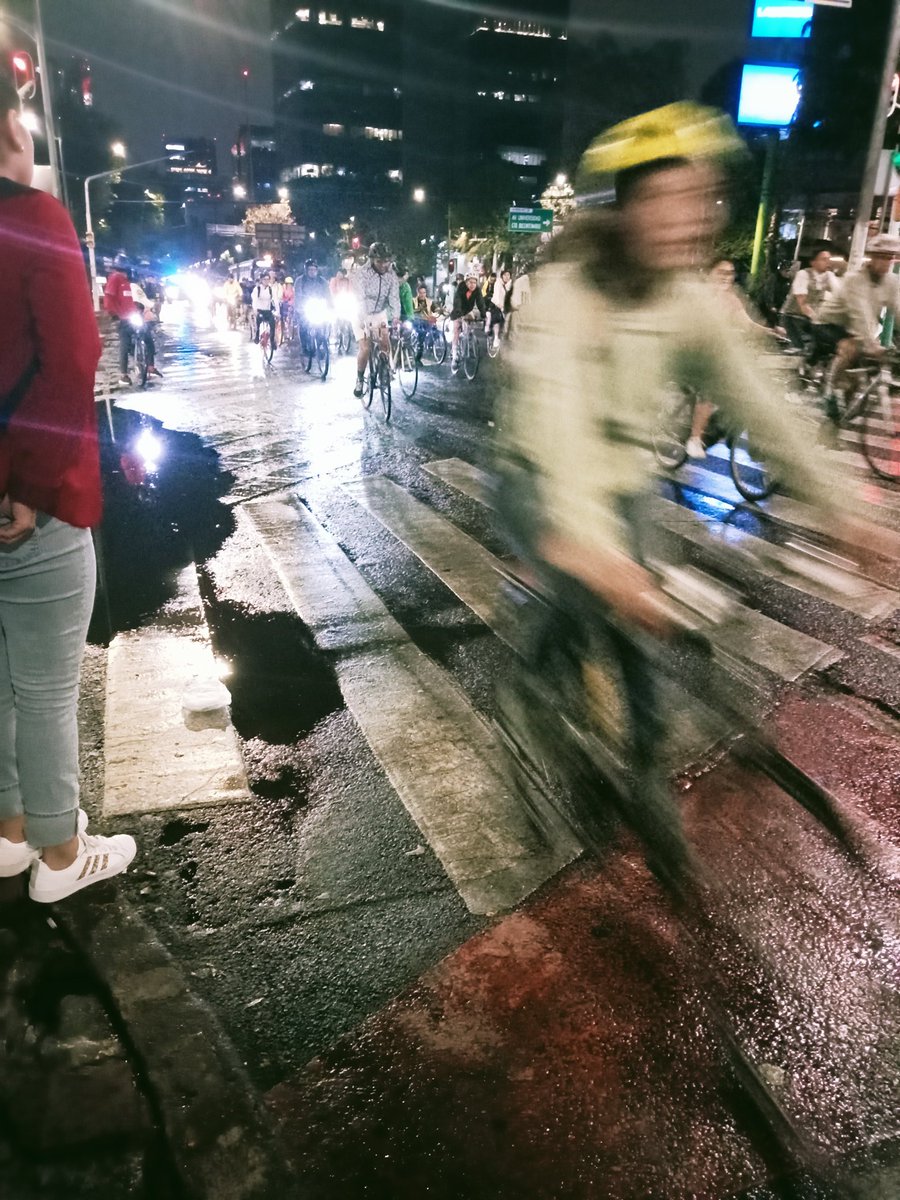jvolverah's tweet photo. @TlalpanVecinos manifestación en insurgentes, van por Altavista. https://t.co/hrEozwvPTU