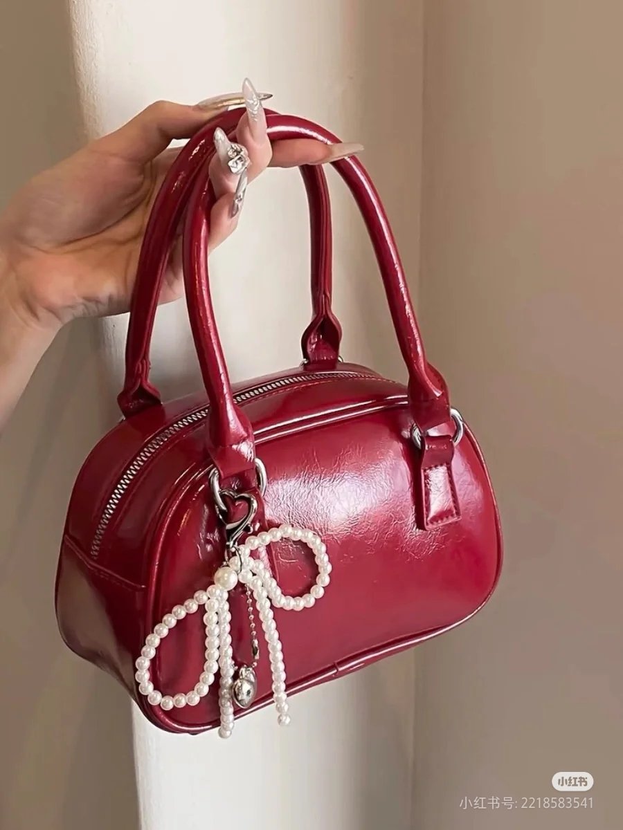 geldzoeker_'s tweet image. "✨ Shopee Finds! ✨  

Shoulder Bag Sling Bag – Maroon Edition 🍒🔥  
Elegan, simpel, dan cocok buat OOTD santai atau formal, tetap kece pokonya! 😍👜  

a_thread