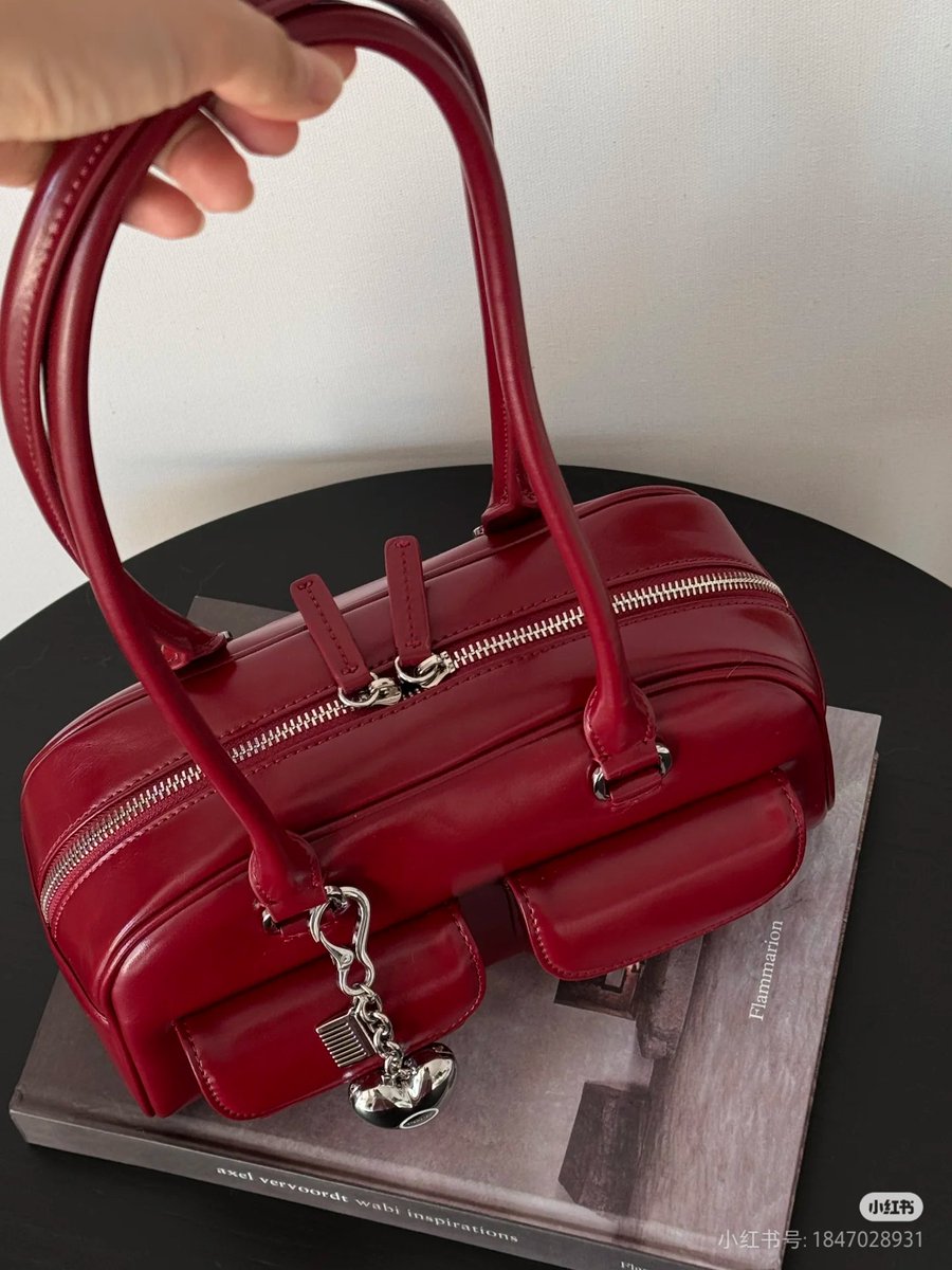 geldzoeker_'s tweet image. "✨ Shopee Finds! ✨  

Shoulder Bag Sling Bag – Maroon Edition 🍒🔥  
Elegan, simpel, dan cocok buat OOTD santai atau formal, tetap kece pokonya! 😍👜  

a_thread