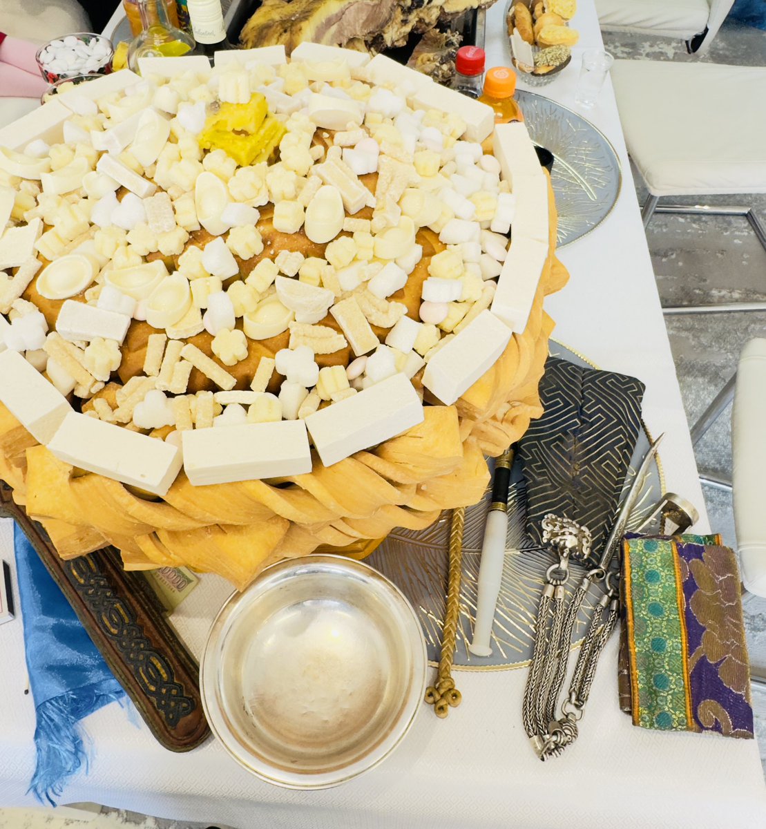 Хотол олноороо сар шинэдээ сайхан шинэлээрэй