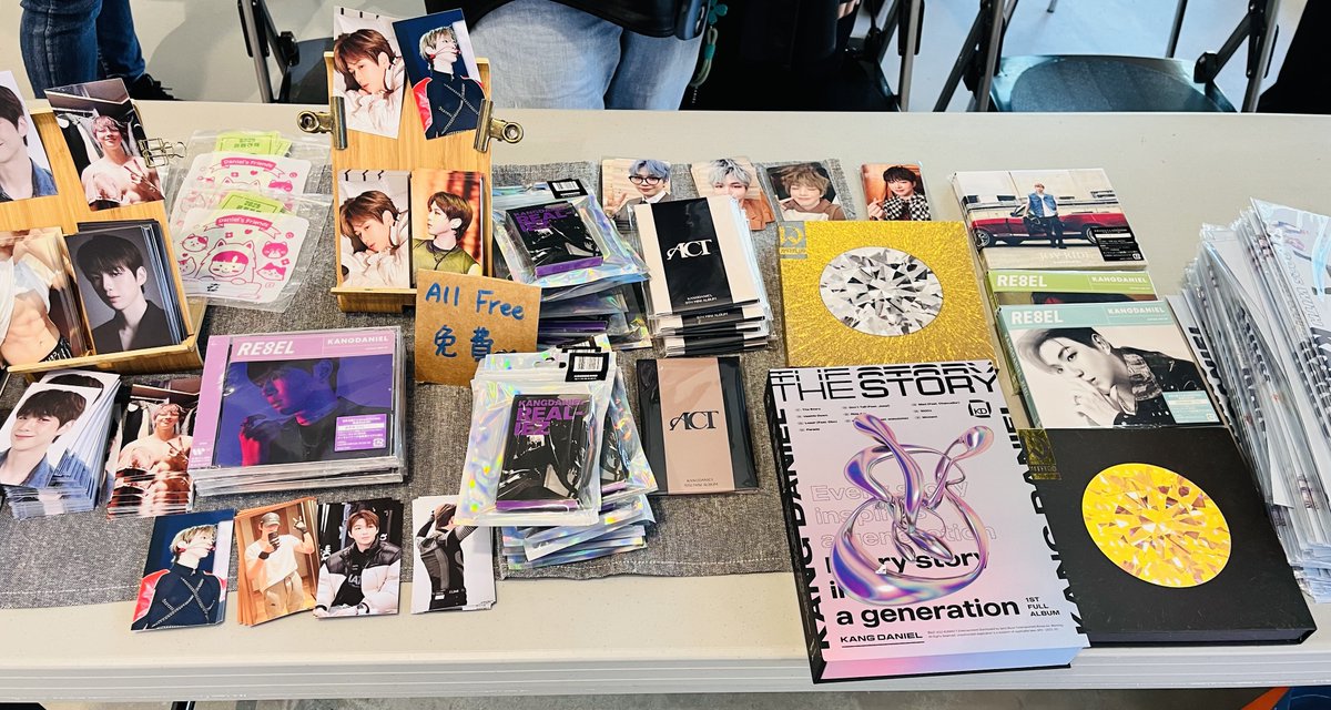 BestPuppyRocker's tweet photo. 週邊專輯免費發放
ALL GIVE AWAY 🙌🏻🙌🏻🙌🏻 Welcome to grab some gift here 

#FLOWDS_PLAYLIST_REGULAR_KDN
#KANGDANIELinTaipei
#KANGDANIEL
#강다니엘 #姜丹尼爾 https://t.co/DQqkp8ILkq