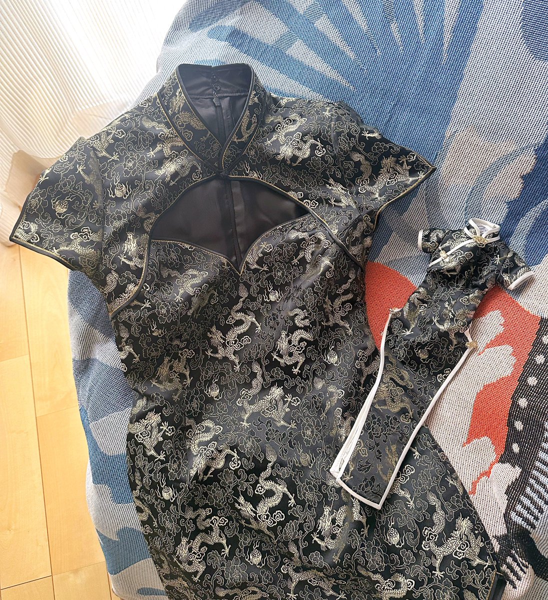 iretaro's tweet image. 雲賞 （@yunshinedoll ）様のプレゼント企画のチャイナドレスが届きました✨
一緒に自分のチャイナドレスをお揃いでオーダーさせて頂きました。
すっっっごく素敵なので着るのが楽しみです。
ありがとうございました🐉

#チャイナドレスはいいぞ