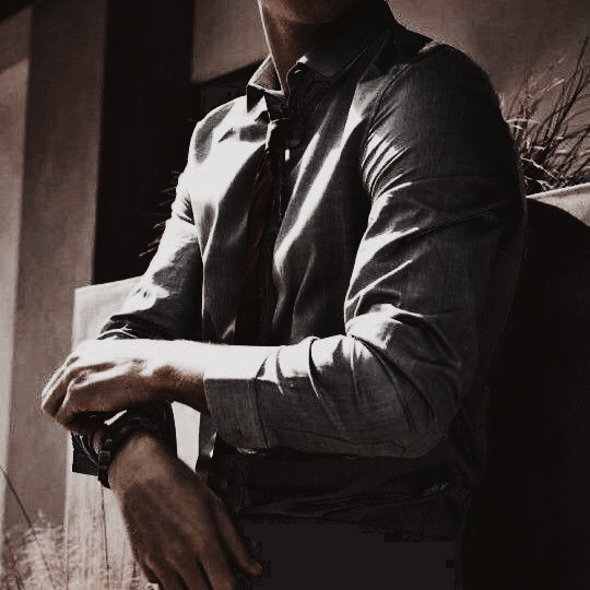 “Je m'en fous.”

🖊️ French professer
🖊️ Flirtatious• charming• sarcastic
🖊️ No emotional attachment unless you earn your place

🖊️ The epitome of material fidelity (not really)

🖊️ Occasionally a romantic soul

“Le vivre un jour à la fois.”