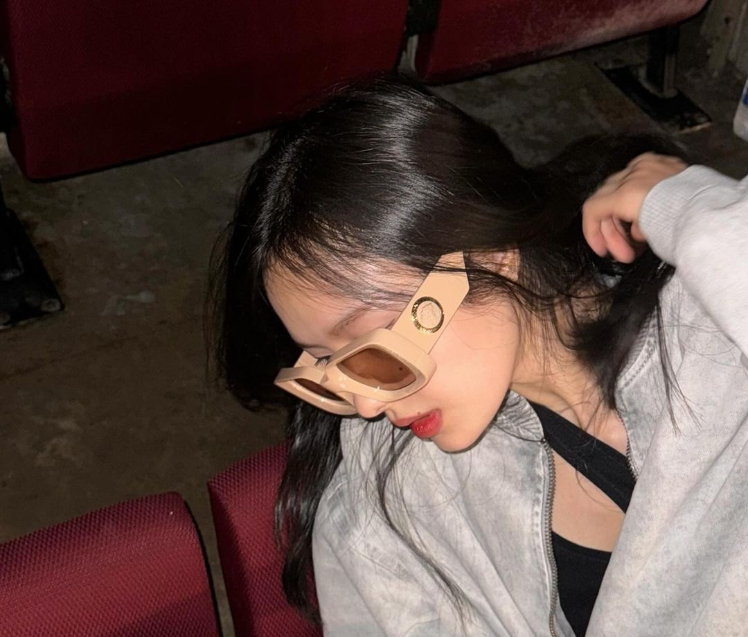 apinyayah's tweet photo. 💚(⁠ ⁠ꈍ⁠ᴗ⁠ꈍ⁠) 👉👓 🕶️👈✨💚

ขอแปะรูปและคลิป แว่นตากับพรรษา เก็บไว้เพื่อทำลายล้างใจของเราออกเป็นชิ้นๆแต่ละชิ้นก็แตกออกเป็นเสี่ยงๆแล้วแต่ละเสี่ยงก็บดละเอียดเป็นผุยผง ตอนนี้หัวใจเราได้กลายเป็นของคุณไปแล้วค่ะ

 (⁠ ⁠˘⁠ ⁠³⁠˘⁠)🫶 

#MilkPansa #mimiv https://t.co/m9a73qxOb9
