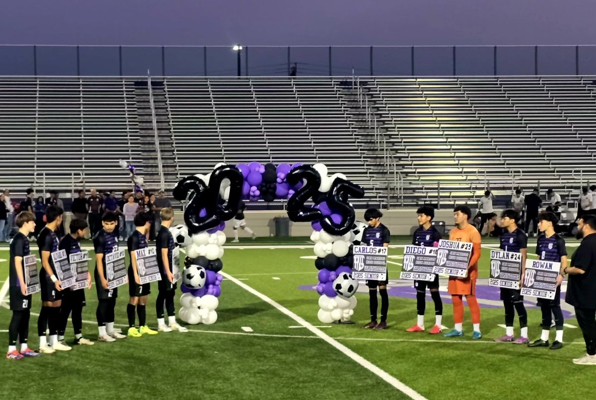 La_LunaSMHS's tweet photo. Came to support our Boys Varsity Soccer Team Senior Night. What a special evening, and they got the dub!β½οΈ #WeStrikeAsOne #ALLIN #RattlerFAM #FangsUp #Futbol
#RattlerUpBaby #Classof2025 https://t.co/PNFTyemoCi