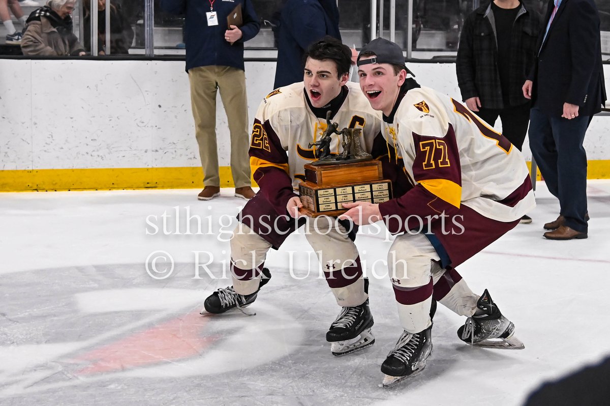 RickyRick_Photo's tweet photo. 2025-02-28 De Smet celebrates as they win their 3rd straight Challenge Cup in a thrilling 2-0 win over Chaminade.
#mscha #midstates #desmet #icehockey #spartans #championship #celebration
@DeSmet_ADBarker @DESMETHOCKEYSTL @MidStatesHockey https://t.co/qkztoIEqTe