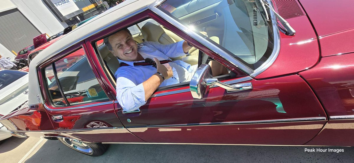 AllanRaskall's tweet photo. Learnt to drive on a 1976 HJ #Holden #Statesman.
Came across this MINT example at the Motorvation car show in #Hallam.
Brought back many memories. 🙂 https://t.co/UNoUL9U4Sk