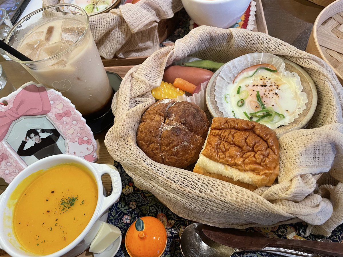 今日はいよいよペンミへの切符をご近所シクペンさんと購入day💓8時かと思いきや10時かららしくて急遽お気に入りのモーニングへ❤️私好き過ぎて今週2度目🤣平日でも行列なってきてどきどきやったけど1番目でした🙌美味しかったし喋り通しの時間！ありがとう💓さぁ後は当日まで健康管理や✨#moment cafe