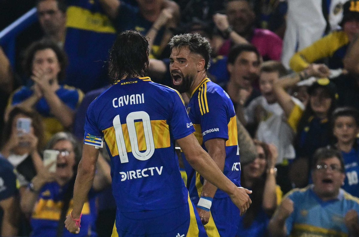 LucasBeltramo's tweet photo. La Bombonera hizo saber parte de su bronca con silbidos para Gago y Rojo y tres canciones duras para los jugadores antes del pitazo inicial, esta vez originadas en la barra y acompañadas por el resto del estadio. Y ya con el partido en marcha hizo lo que mejor sabe: cantar por los colores, que es muy distinto a cantar como si no hubiera pasado nada.

El rápido gol de Giménez, la figura de la noche, colaboró con el cancionero noventoso (“vamos Boca no le falles a tu gente”, top), y la entrega tres días después del papelón histórico dejó un sabor agridulce: ¿por qué hoy sí y en los partidos importantes no? La única manera de reconciliar equipo con tribuna será, vaya paradoja, demostrando de visitante (Santiago, Coloso y Barrio Alberdi, los próximos) y en las citas especiales: 27/4 en el Monumental.

Milton Delgado llegó para quedarse, Zenón en vías de recuperación, Di Lollo cumple, Marchesín siempre tiene un atajadón, Palacios volvió a pisar el área y el Changuito con espacios es peligro de gol.

Cavani pifió una, enganchó bárbaro y definió mal de zurda en otra, resolvió genial en la que estaba en offside y no pateó al arco en la más clara. Lejos de su mejor versión del primer semestre de 2024.

Gago, que pese al 1-0 se fue lógicamente silbado, pasó de “en el fútbol generalmente se pierde” a “tenemos que ser campeones del torneo”. En Ezeiza dicen “ciclo cumplido” pero no accionan. El DT quiere revertirla con margen cero. En el medio está Boca. Y su gente, que llenó la cancha y cantó bajo la lluvia en una muy mala, para desgracia de capturadores precoces de TV que debutaron en la B sin completar el sector habilitado de su estadio.