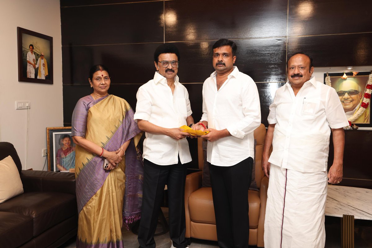 mrkpkathiravan's tweet photo. ஒரே இலக்கு
 தமிழ்நாடு போராடும்!!!
தமிழ்நாடு வெல்லும்!!!

மார்ச் 1 ல் 
பிறந்தநாள் காணும் 
மொழி காத்த முதல்வரே!!🖤❤️

வாழிய தமிழ் போல பல்லாண்டு
என வாழ்த்த வயதில்லை வணங்கி மகிழ்கின்றோம்...

#தமிழ்_வெல்லும் 
#தமிழ்_வாழ்க
#FairDelimitationForTN 
@mkstalin @arivalayam https://t.co/5Z9d3akh9Z