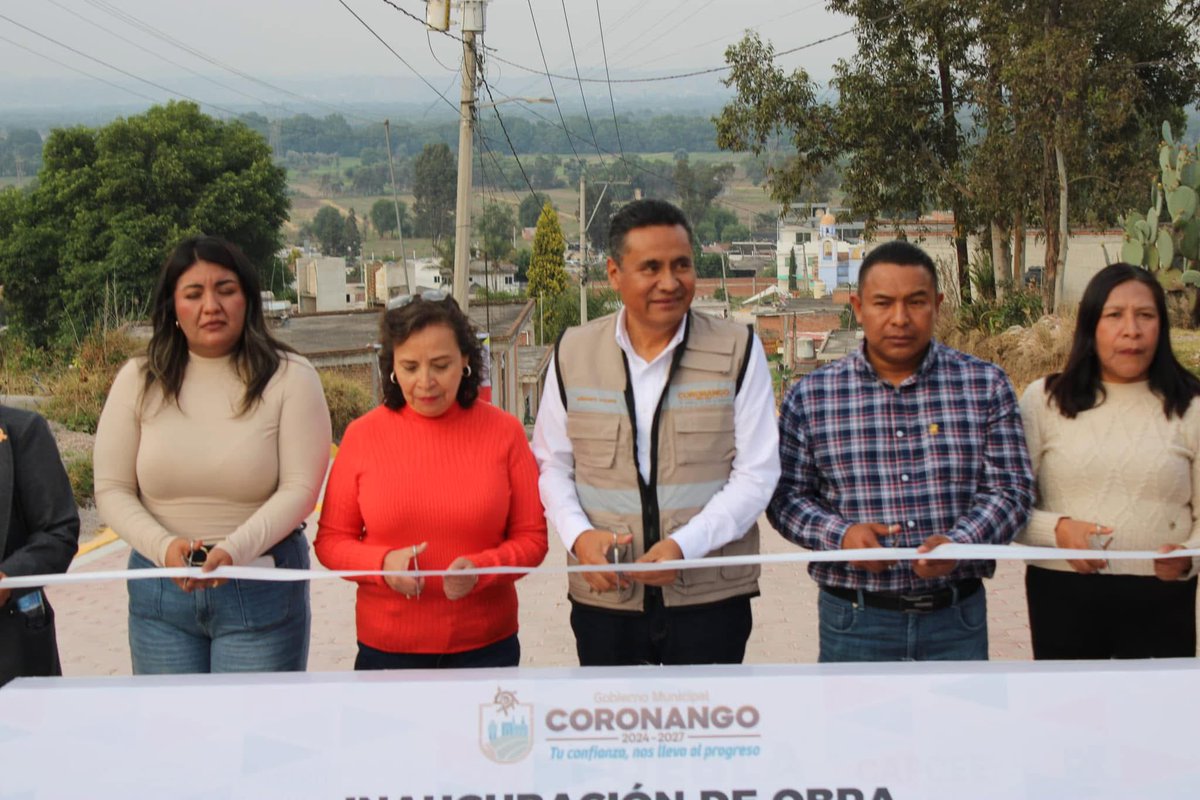 AlcanceDiario's tweet image. 🛣️ El alcalde de #Coronango, @AarmandoAguirre, inauguró la colocación del #adoquín en la Calle San Francisco, entre Calle Mirador y Calle Camino Nacional, así como la rehabilitación del #drenaje sanitario en la Calle Mirador, en San Francisco #Ocotlán 💪.
