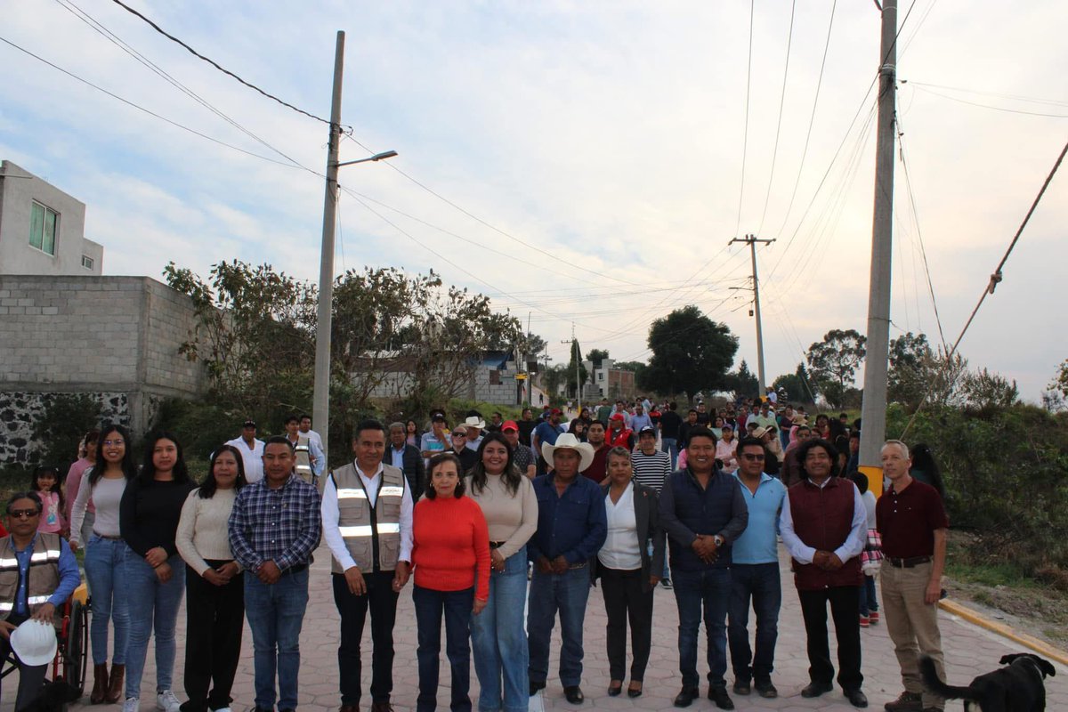 AlcanceDiario's tweet image. 🛣️ El alcalde de #Coronango, @AarmandoAguirre, inauguró la colocación del #adoquín en la Calle San Francisco, entre Calle Mirador y Calle Camino Nacional, así como la rehabilitación del #drenaje sanitario en la Calle Mirador, en San Francisco #Ocotlán 💪.
