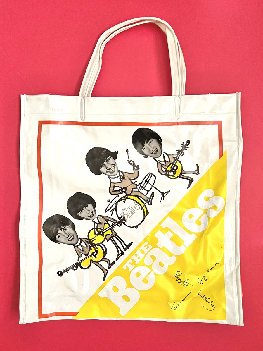 先日の骨董市にて1 ビートルズの当時ものビニールバッグ❣️ サイズ的