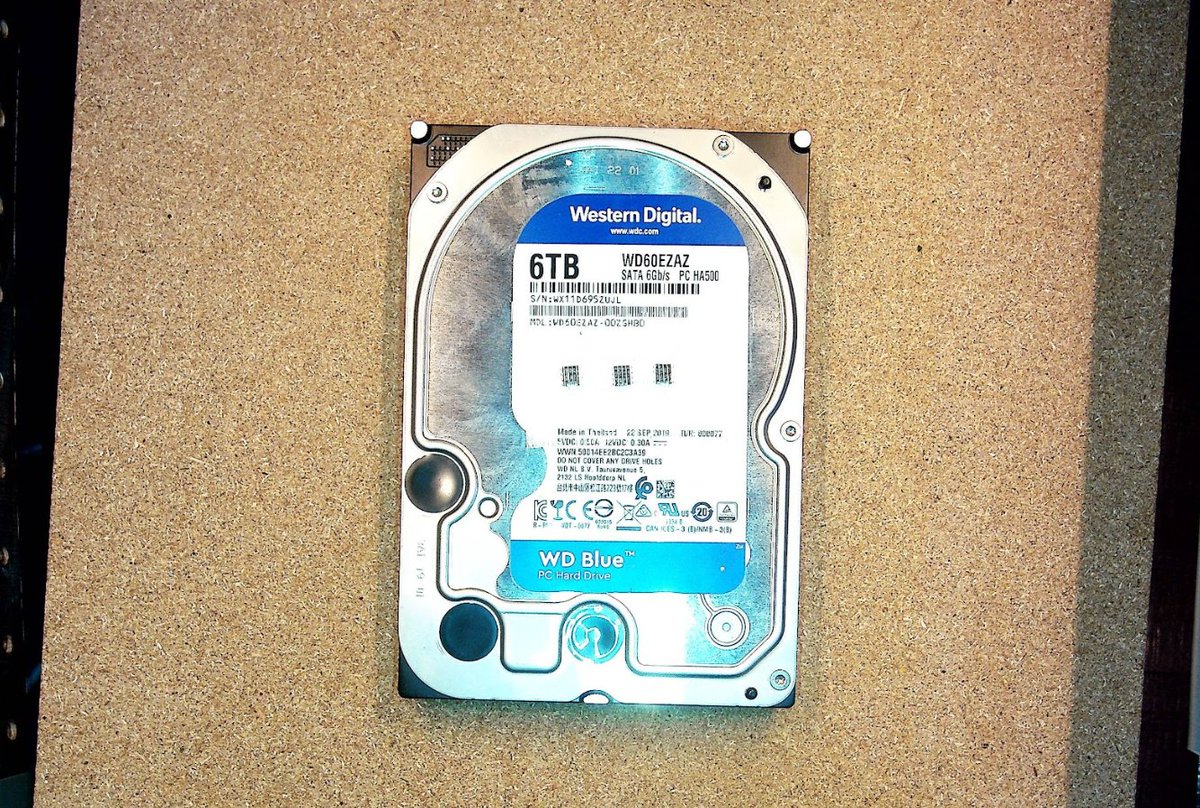 day_support's tweet photo. WESTERN DIGITALの内蔵ハードディスク、WD60EZAZからのデータ復旧実績です。

【メーカー】WESTERN DIGITAL

【型番】WD60EZAZ（5.0TB）

【他社診断】なし

【症状】1週間前程からアクセス出来ない状態となり、BIOS(UEFI)上のSATA情報としても認識されておりません。（故にデバイスマネージャー上でも認識されておりません）

SATAケーブルを入れ替えても認識はされませんでした

またUSB-SATA変換ケーブルにてアクセスを試みましたがアクセス不可でした。

【診断】基板障害

【結果】基板が損傷しておりましたので、弊社の代替え基板へ固有データを移行させデータを復旧いたしました。

【復旧容量】2.6TB

【作業日数】15日

【料金】29,800円

https://t.co/NMxlqOpIRS