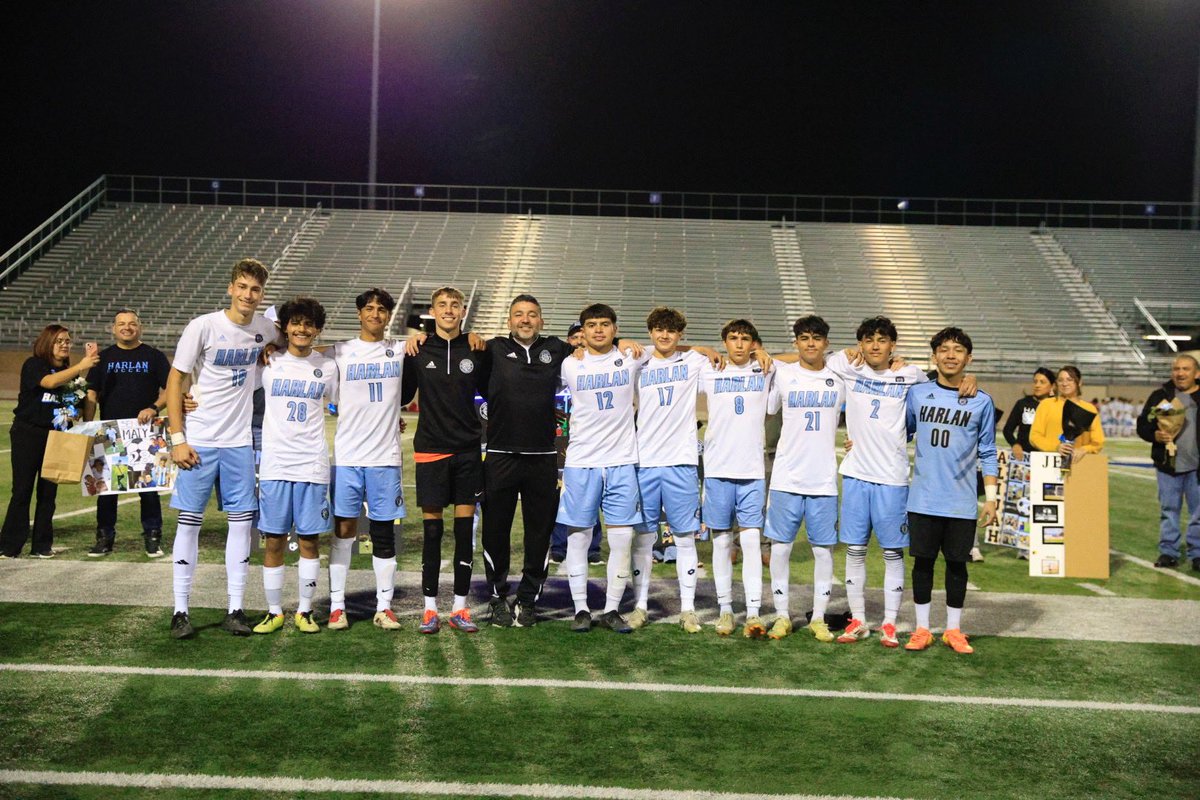 HarlanSoccer's tweet photo. Final from Farris

Harlan 3-1 Stevens

⚽️@210Carlos15 
⚽️@nick_safc 
⚽️Trystan
🅰️@mikey_trev 
🅰️Alijah

Senior Night was a Success!!!🎓🎓
Seniors balled out tonight!💪🏻⚽️

#HawkYeah 
#Dale 
#SeniorNight 

@NISDHarlan https://t.co/5KBtCP79nH