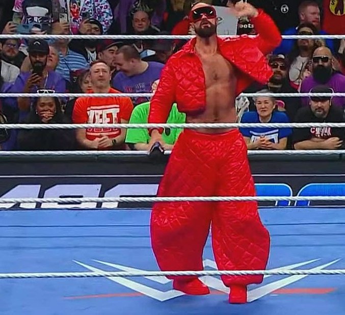 DannySoliz's tweet image. If the lady in the front row feels embarrassed for this clown 🤡 
#SmackDown