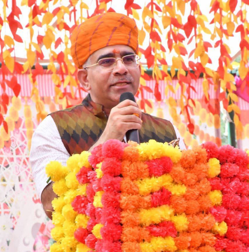 skcsspoogal's tweet photo. Warmest birthday wishes to Honorable @KDDewalIFS IFS, Joint Secretary, Ministry of External Affairs, Government of India. Your exemplary service to the nation are truly inspiring. May you be blessed with a long and prosperous life filled with continued success and happiness. https://t.co/yAoknjH2wm