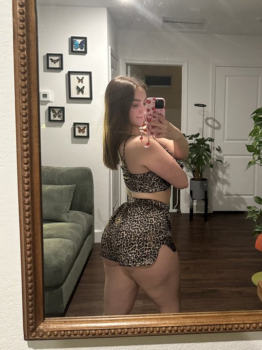 Watch KM💛's leaked NSFW photo on TwXstars