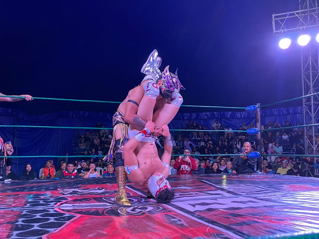 LaTijeraLucha's tweet photo. La segunda lucha de #MagiaEnElRing de #RoblesPromotions es para la dupla técnica de #ChavoDavila y #Uzumaki al dar cuenta de #Machero y #AguilaDorada que tuvieron la ayuda descarada del referí #Chostin, quien también se llevó lo suyo por estar de entrometido... https://t.co/ChgaQz4p7q