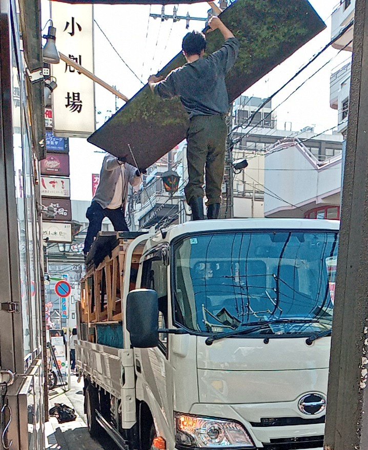 #若手演出家コンクール
本日2025年3月1日は三団体が同じ劇場を使って仕込んで上演してバラして仕込んで上演してバラしてをくりかえす怒涛の一日です。