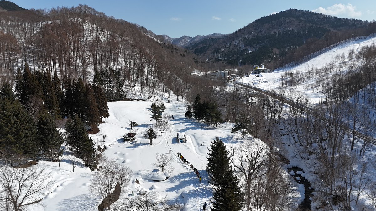 Yuk_taniguchi's tweet photo. 【上砂川町健康の里づくり事業〜かんじきウォーク〜】
15回目を迎えた冬の恒例となるかんじきウォークが実施されました。天候にも恵まれ、ウォーキング＆ドローンフライト日和でした。町内外から約40名の方が参加し、雪に包まれた日本庭園内でウォーキングを楽しまれていました。来年もご参加下さい。 https://t.co/XTYahyn9Tw