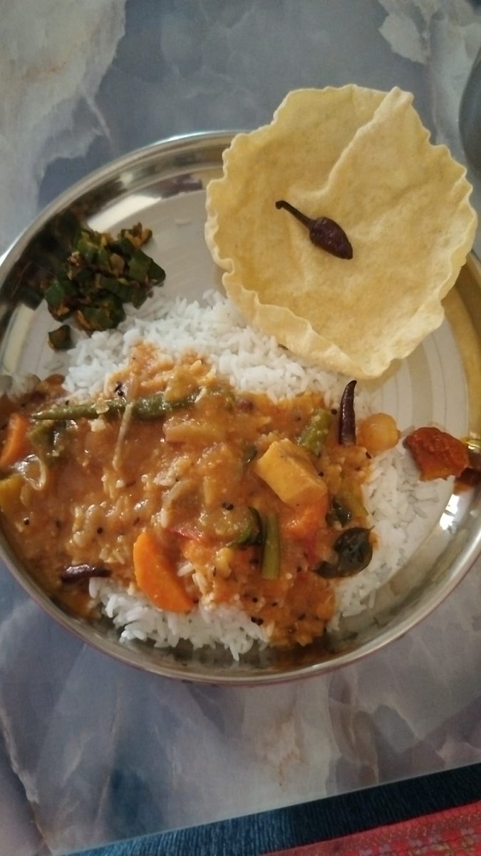 1n1lybala8's tweet photo. A classic comfort meal! 🍛✨ Steaming Sambhar Rice 🍚 with crispy Vendakaai Poriyal 🥗, crunchy Appalam 🥠, and flavorful Vaththal 🍽️ – pure bliss on a plate! 😋👌🧿 #HomeStyleFood