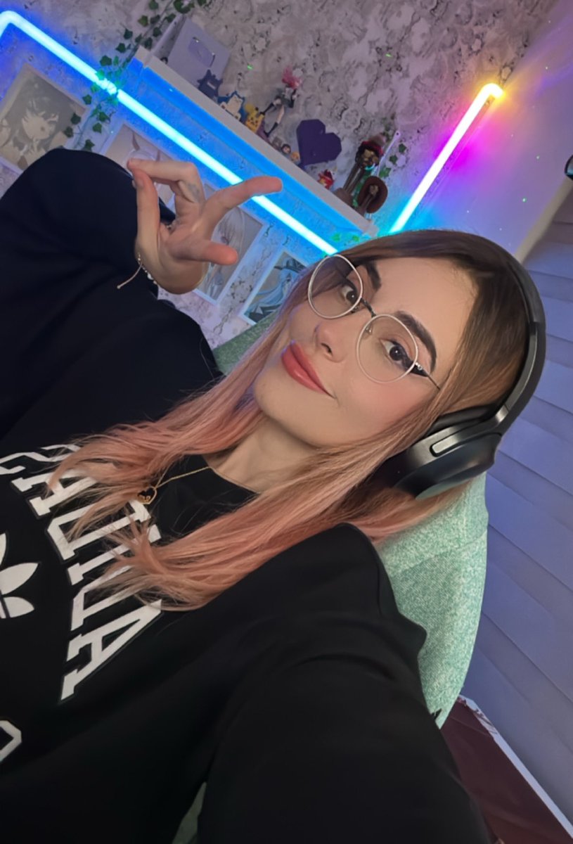 renrize's tweet photo. ya en vivo :) con sed después de ver a las  koketas , y a jugar monster hunter , ttv renrize https://t.co/mRX7wOYaMG