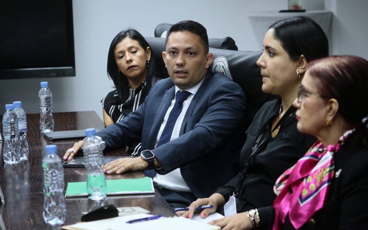 johnnybherusing's tweet photo. 🛡️ La seguridad de Panamá es una responsabilidad compartida. Con la nueva iniciativa del Gobierno, la seguridad privada asumirá un rol más fuerte, permitiendo que la Fuerza Pública se enfoque en su misión esencial: proteger al país.

✅ Guardias privados mejor capacitados
✅ Más policías en tareas estratégicas
✅ Empresas y ciudadanos más seguros

💡 Seguridad pública y privada no compiten, se complementan.

Como líder en CAPASEP, respaldo esta visión con compromiso y acción.